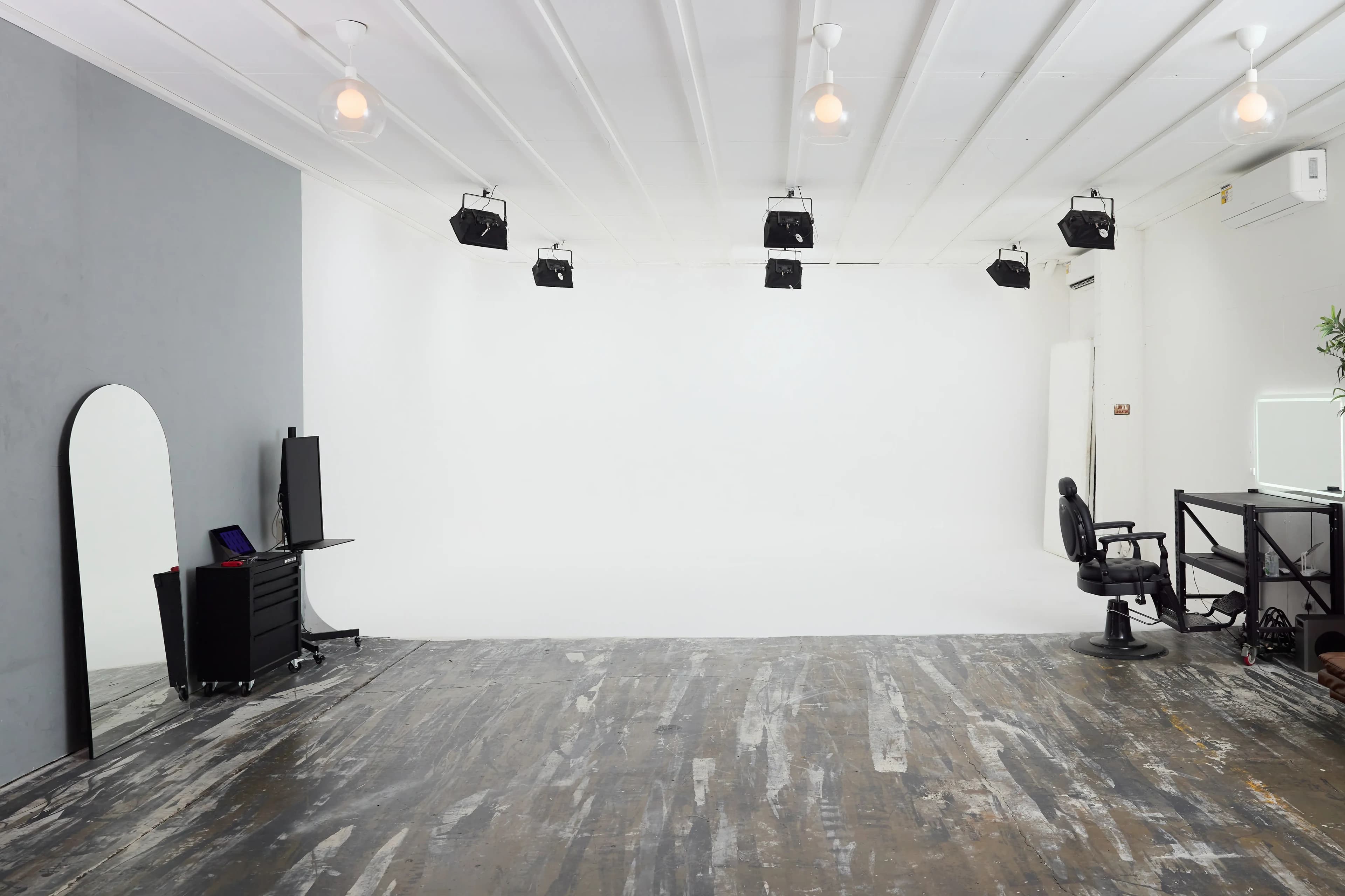 The H86 Studios cyc wall and open floor in Yeerongpilly, lit white and empty